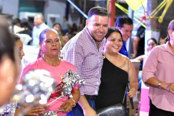 Reyes Galindo festeja Día de las Madres en La Huacana y reconoce su labor como motor de la sociedad