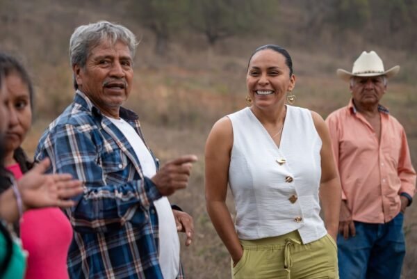 Mary Carmen Bernal apoya con maquinaria para construcción de panteón en Curungueo, Zitácuaro