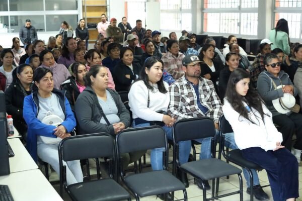 Cecytem Opopeo recibe charla sobre manejo de emociones en adolescentes con más de 100 asistentes