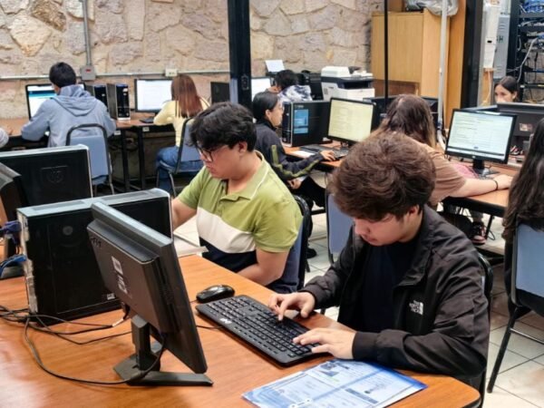 Iemsysem inicia entrega de fichas para aspirantes a Normales de Michoacán sin contratiempos