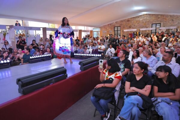 Michoacán en las Manos impulsa ventas directas de artesanos en el Centro Cultural Clavijero