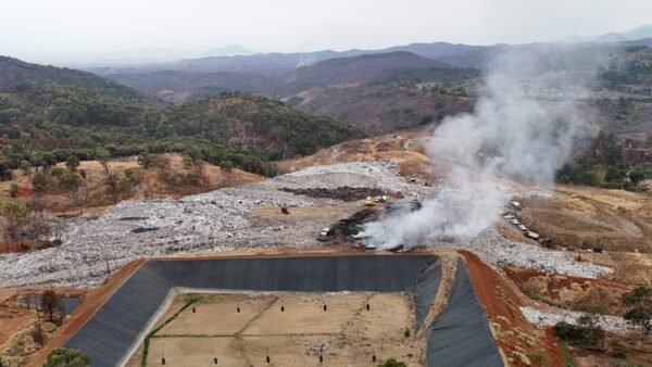 Controlan en tiempo récord incendio en relleno sanitario de Uruapan; afectación de 500 metros cuadrados