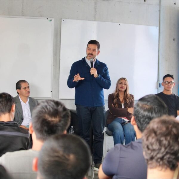 Yankel Benítez sostiene diálogo con jóvenes universitarios en la UTEC de Morelia