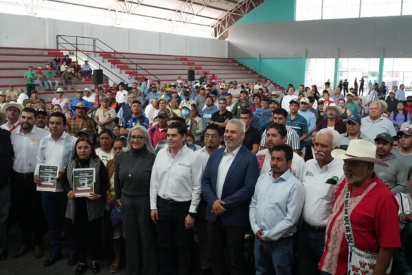 Alfredo Ramírez Bedolla encabeza entrega de 460 toneladas de cemento para productores del oriente michoacano