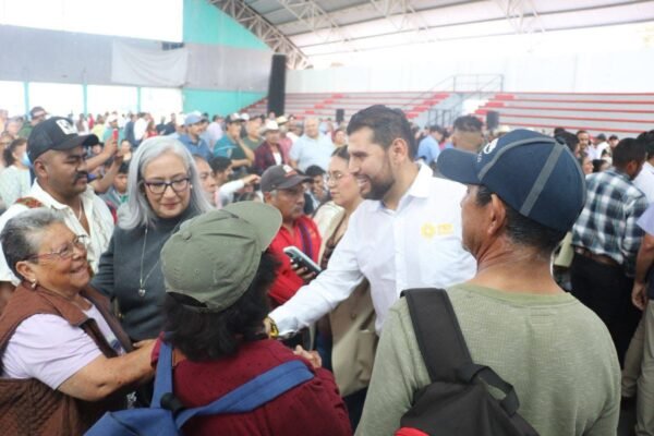 Octavio Ocampo acompaña entrega de cemento para canales de riego en Zitácuaro y respalda centros contra violencia