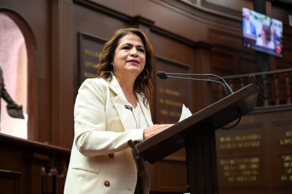 Fabiola Alanís reconoce al magisterio como pilar de transformación