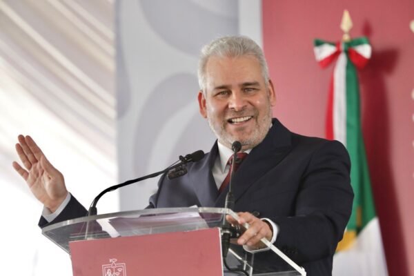 Bedolla reactiva pagos por defunción y premia décadas docentes