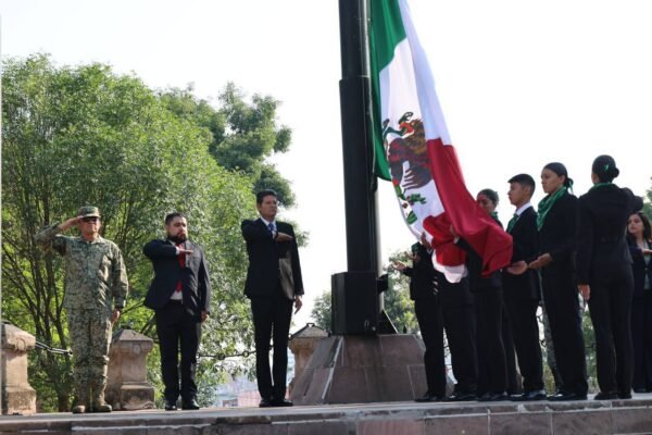 Morelia honra su historia y a policía caído en izamiento por 485 aniversario