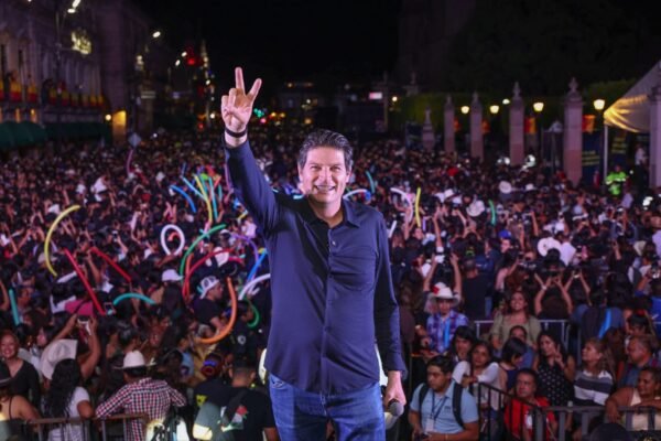 Alfonso Martínez invita a disfrutar concierto de aniversario de Morelia ante miles de asistentes