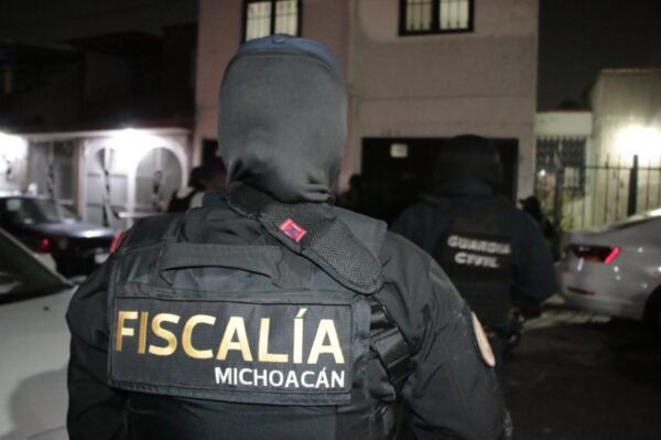FGE asegura droga e instrumentos para su distribución en cateo en Villas del Real