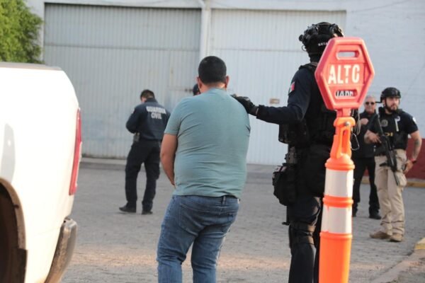 FGE ejecuta cateo en Morelia: un detenido, droga y equipo táctico asegurado