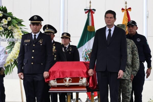 Alfonso Martínez encabeza homenaje a policía caído José Luis López Guzmán en Morelia