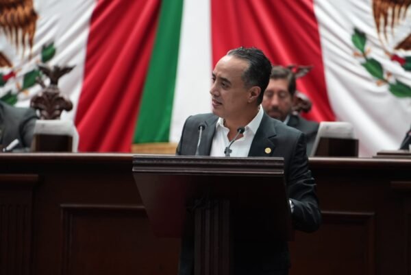 Morena propone ampliar licencias de paternidad a 45 días en Michoacán