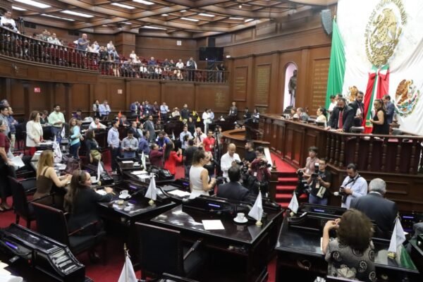 Congreso del Estado prohíbe a escuelas condicionar compra de uniformes y útiles en Michoacán