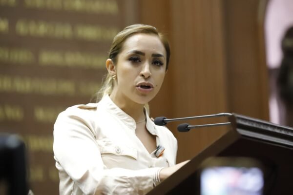 Congreso de Michoacán aprueba reforma de Grecia Aguilar contra abusos en compras escolares