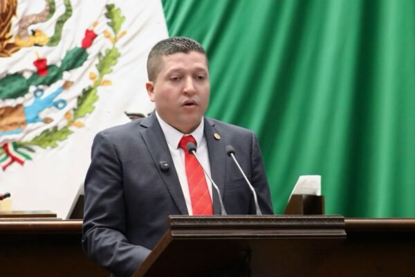 Vicente Gómez propone fortalecer alfabetización digital en escuelas de Michoacán