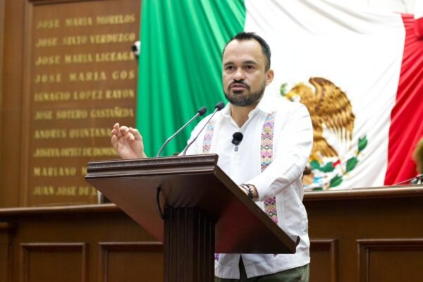 Hugo Rangel impulsa reforma para exentar de cargas fiscales a aplicaciones de taxistas en Michoacán