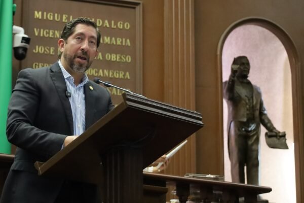 Morena propone reforma para que ningún funcionario estatal gane más que la Presidenta de la República