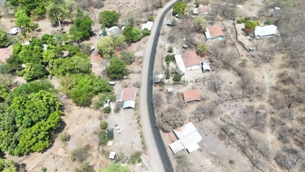 Pablo Varona reporta avance considerable en rehabilitación de carretera a Santa María en Huetamo