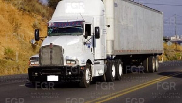 FGR investiga robo de tractocamión con 800 bultos de alimento para ganado en Quiroga