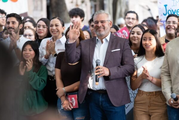 Alfredo Ramírez Bedolla da banderazo al Maratón Nacional de Lectura por la Paz en Morelia