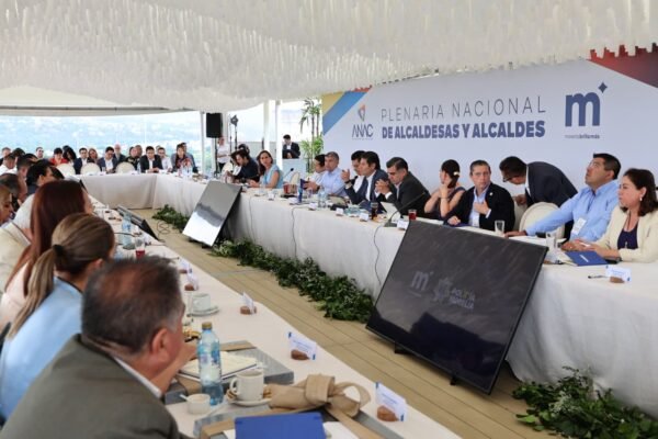 Alfonso Martínez comparte buenas prácticas de seguridad con más de 50 alcaldes en reunión de ANAC en Morelia