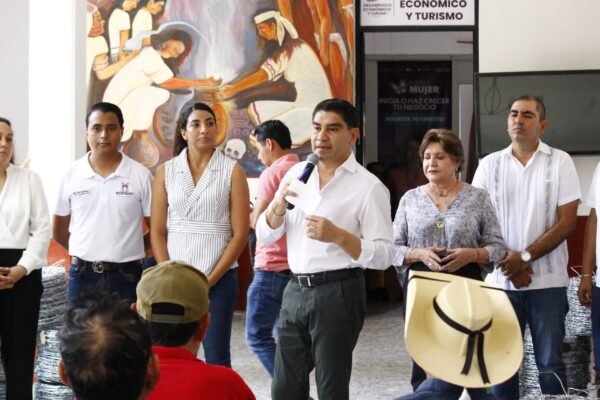 Pablo Varona entrega apoyos a ganaderos y productores afectados por sequía en San Jerónimo, Huetamo