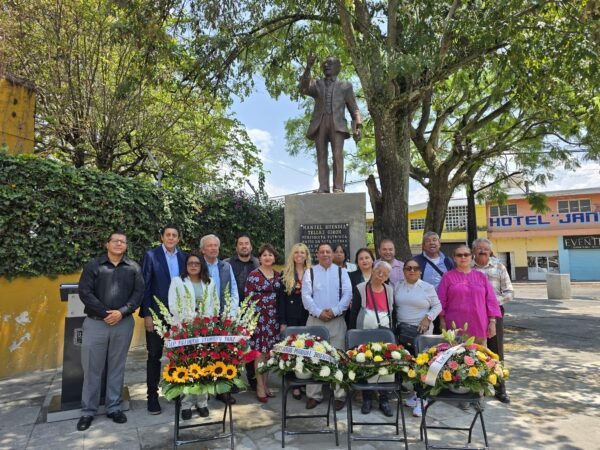 Periodistas en Zitácuaro conmemoran centenario de Manuel Buendía con acto cívico y ofrendas florales