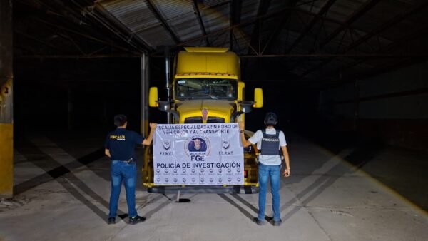 FGE recupera tractocamión con aguacate robado en Zinapécuaro