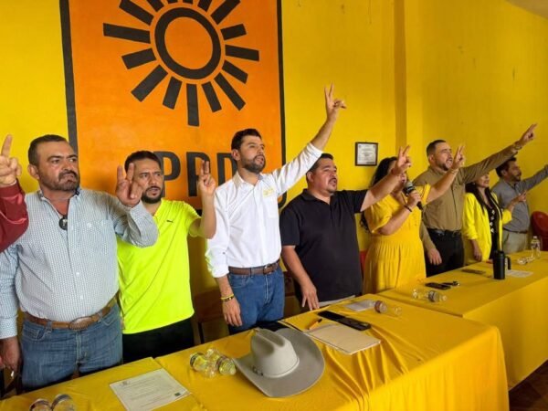 Octavio Ocampo llama a mantener principios del PRD en toma de protesta