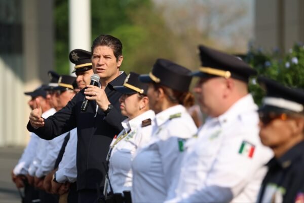 Alfonso Martínez entrega uniformes a Policía Morelia y destaca mejora en seguridad