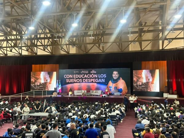 Estudiantes del Cecytem asisten a conferencia del astronauta José Hernández en Morelia