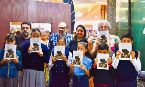 Presentan libro Mapeco y los huachitos con cuentos de niñas y niños en Uruapan