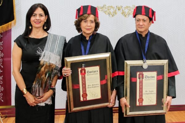 Gabriela Molina felicita a Rosaura Ruiz y Jesús Campos por Honoris Causa
