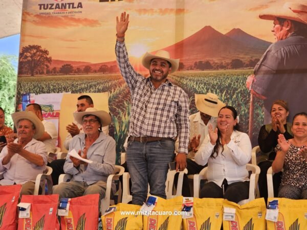Fernando Ocampo entrega semilla mejorada por más de un millón de pesos en Tuzantla