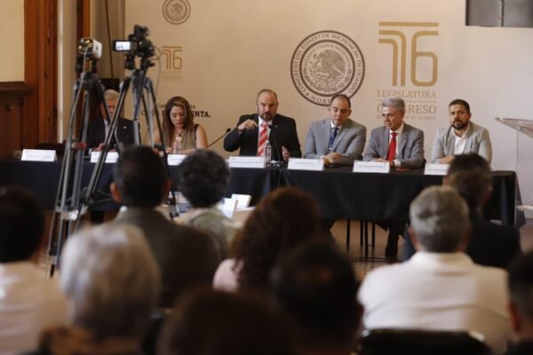 Baltazar Gaona presenta libro sobre derechos humanos en el Congreso de Michoacán