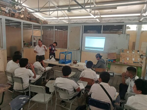 Cecytem muestra brazo robótico en secundaria de Huetamo