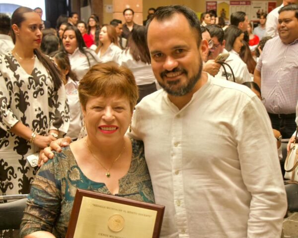 Hugo Rangel reconoce a CENDI con presea al mérito docente