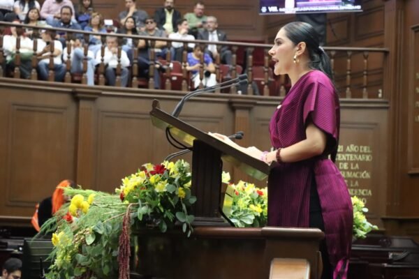 Diana Espinoza reconoce a CENDI por mérito docente en Michoacán
