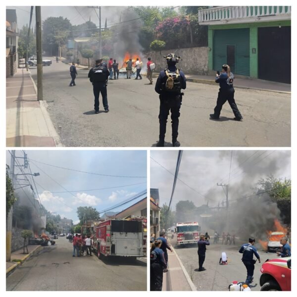 Taxi se incendia por falla mecánica en Zitácuaro
