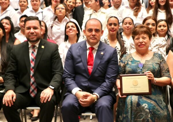 Baltazar Gaona reconoce a CENDI con Medalla al Mérito Docente