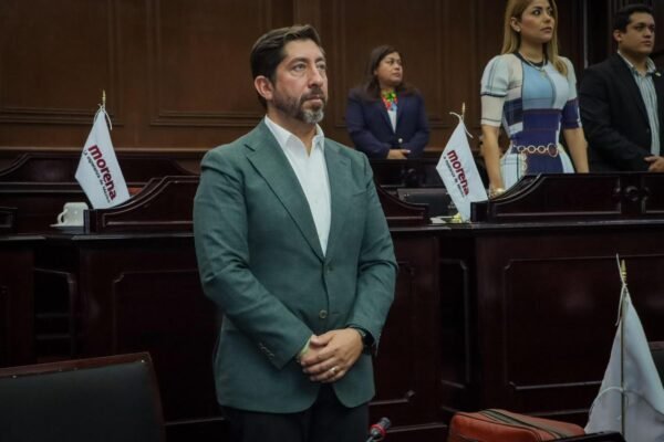 Abraham Espinoza propone servicio social ecológico en Michoacán