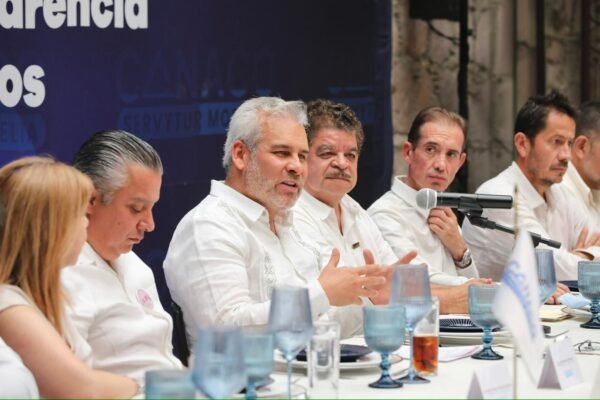 Alfredo Ramírez Bedolla toma protesta a Consejo de Canaco en Morelia