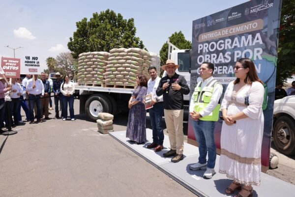 Alfredo Ramírez Bedolla entrega 156 toneladas de cemento en Yurécuaro