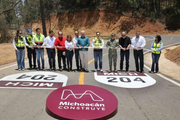 Alfredo Ramírez Bedolla inaugura nueva carretera Aguililla-Dos Aguas con inversión de 283 mdp
