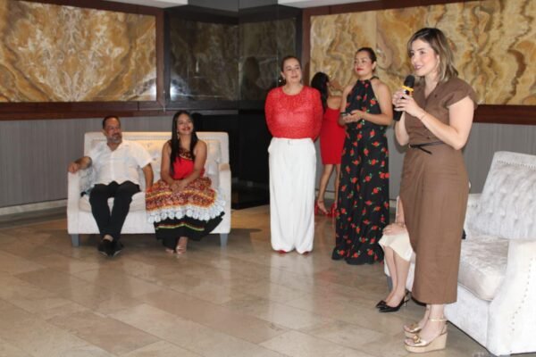 Brissa Arroyo fortalece proyectos de mujeres emprendedoras de Agua de Té en Morelia