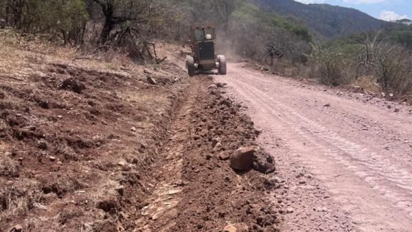 Ismael Arriaga mejora caminos y espacios públicos en comunidades de Juárez