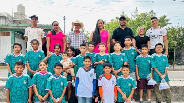 Fernando Ocampo realiza entrega de uniformes de fútbol infantil en Tuzantla