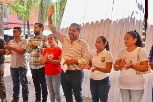 Fernando Ocampo entrega apoyos a los hogares de Tuzantla: 200 paquetes para familias