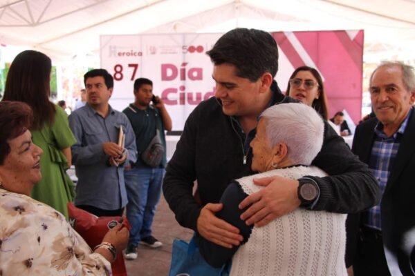 Toño Ixtláhuac atiende a ciudadanos en Día Ciudadano número 87 en Zitácuaro